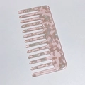 Peigne à cheveux en acétate marbre rose à dents larges avec texture écaille de tortue - Rose