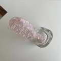 Pettine a denti larghi in acetato rosa marmorizzato su vassoio in vetro per styling - Rosa traslucido fiori di ciliegio