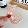 Pettine per capelli in acetato di marmo rosa con finitura liscia e perlata - Rosa a Motivi