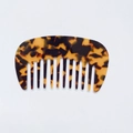 Pettine classico in acetato tartarugato con denti larghi su uno sfondo bianco puro - Stampa leopardata