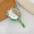Détail d'un miroir de maquillage à main avec texture marbrée vintage et long manche - Light Unakite