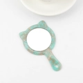 Specchio a mano con orecchie di gatto e cornice in acetato marmorizzato bianco e verde - Ciano