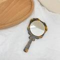 Miroir de maquillage portable à motif écaille de tortue avec cadre ondulé sur plateau - Tortoise