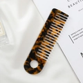 Pettine per capelli a denti larghi in acetato con motivo tartarugato e foro per appenderlo - 15.1x4cm / Tortoise
