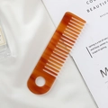 Dettaglio pettine a denti larghi in acetato tartarugato con foro per essere appeso - 15.1x4cm / Motivo Tartarugato Caffè