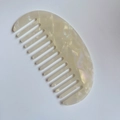 Peigne à cheveux en acétate en forme de demi-lune avec fini perlé crème chic - Sirène irisé