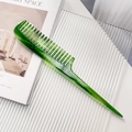 Makro-Detail von smaragdgrünem Acetat-Stielkamm mit groben Zinken für Haarstyling-Partien - Smaragd