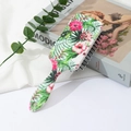Detail van een kussenborstel met tropische print van hibiscus en palmbladeren - Tropisch Regenwoud Hibiscus Stijl