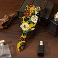 Primer plano del cepillo para el cabello con estampado floral retro en fondo madera - Patrón Floral Amarillo