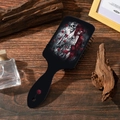 Detail der gotischen Haarbürste mit Totenkopf und Rosen auf Holzoberfläche - Totenkopf Liebhaber