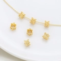 Makroansicht vergoldeter Hohlperlen für DIY-Schmuckherstellung und Armband-Bastelarbeiten - 14K-Gold