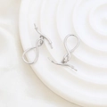 Nahaufnahme der polierten Unendlichkeits-T-Bar-Verbinder für DIY-Schmuck - Silber Glatter Unendlichkeitsstil