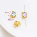 Detalle de cuenta dorada de gato con piedra irisada y reverso floral calado - Colgante Irisado con Forma de Oreja de Gato (6#)