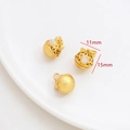 Detalle de colgante dorado de 11mm con diseño de corazón y piedra de opale blanca - Colgante de Opalo Artificial Corazón Hueco (8#)
