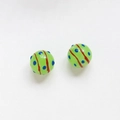 Detailansicht zweier 16mm glänzend grüner Perlen mit blauen Punkten und braunen Spiralen - Grünes Retro-Muster Stil (3#) / 16mm (1 Stück)