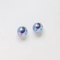 Dettaglio macro di perline azzurre da 16 mm con motivi di melanzane viola e pois verdi - Stile Melanzana a Pois Blu Chiaro (9#) / 16mm (1 Pezzo)