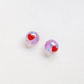 Vista macro di perle tonde in acrilico viola con pois blu e dettaglio cuore rosso 16mm - Stile Cuore Rosso a Pois Blu Base Viola (13#) / 16mm (1 Pezzo)