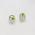 Dettaglio di perle olografiche da 16mm con stelle verdi, lune gialle e pois decorativi - Stile Luna Stella Aurora Cangiante (20#) / 16mm (1 Pezzo)