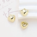 Detaillierte Makroansicht der goldenen Herzanhänger mit Zirkonia für DIY-Schmuck - Gold Sternenschliff Herz Stil