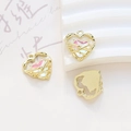 Vista macro de colgantes de corazón con incrustación iridiscente y perla blanca para joyería DIY - Estilo Corazón Mágico Perla Oro