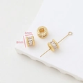 Dettaglio macro di un distanziatore placcato oro 18k con zirconi e misura di 8mm - 8# Stile Cilindro a Greca (ltao709799135830)