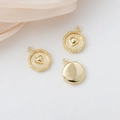 Dettaglio macro di tre ciondoli a cuore in oro 18k con finitura ruvida e bordi a corda - Stile Cuore (2#)