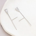 Dettaglio di orecchini a forma di scopa realizzati in argento sterling 925 di qualità - Pin Scopa Solo - Argento