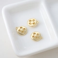 Macro-opname van vergulde hartvormige knoophangers voor doe-het-zelf sieraden op tray - Ronde Knop Stijl