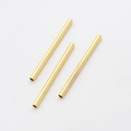 Detailansicht polierter vergoldeter Metallstäbe für DIY-Schmuckherstellung und Basteln - 18K-Gold