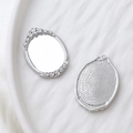 Λεπτομέρεια macro από ασημένια οβάλ DIY μενταγιόν κοσμημάτων με ανάγλυφα άνθη και υφή - Οβάλ Σχέδιο / Λευκόχρυσο