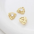 Dettaglio di ciondoli a cuore placcati oro 14k con zircone e texture irregolare - Stile Cuore Oro 18K (1#)