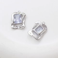 Dettaglio macro del ciondolo irregolare in metallo liquido argento con zircone lavanda - Stile Rettangolo Oro Bianco (4#)