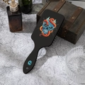 Brosse à cheveux gothique avec imprimé crâne et serpent, manche large sur surface en pierre - Paquet simple / Style de Crâne (QNS3050)