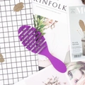 Spazzola traforata viola per massaggio del cuoio capelluto su sfondo minimalista - Viola