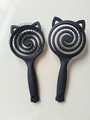 Cepillo de pelo de gato negro con orejas de gato y mango de pata con diseño espiral - Negro