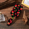 Detalle de cepillo para cabello con estampado de fresas y cojín de aire en madera - Patrón de Fresa y Cereza / Rojo