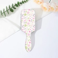 Detail van een rechthoekige haarkussenborstel met bloemenprint en handig ophanggat - Roze Groene Pastoraal Bloemen Stijl (A)