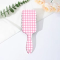 Detail der quadratischen Luftkissen-Haarbürste mit rosa-weißem Gingham-Muster - Rosa Karomuster