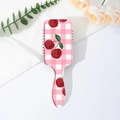Dettaglio della spazzola a scacchi rosa con stampa di ciliegie e foro per appenderla - Stile a Quadri Rosa (C)