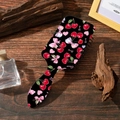Detalle de cepillo para el cabello con estampado de fresas en madera oscura - Patrón de Lazo y Corazón / Rosa