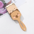 Detail der Capybara Haarbürste mit Luftkissenborsten und praktischem Aufhängeloch - Doppel-Capybaras Aprikosengelb Stil (D)