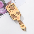 Dettaglio della spazzola Capybara con grafiche carine e foro per essere appesa - Fun Capybara Style (A)