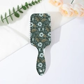 Nahaufnahme einer Vintage-Haarbürste mit Blumenmuster auf weißem Stoffdekor - Vintage Blumen & Zweig (A)