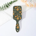 Nahaufnahme einer Haarbürste mit floralem Muster und orangefarbenen Gänseblümchen - Ländliche Gänseblümchen (C)