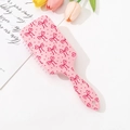 Dettaglio della spazzola rosa con stampe di fiocchi e cuori e morbido cuscinetto d'aria - Motivo con Fiocco e Cuore (B)
