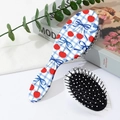 Détail de la brosse à cheveux avec motif cerise et nœud et picots de massage - Style Cerise à Carreaux Bleus (A)
