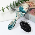 Dettaglio di una spazzola per capelli con stampa di balena blu e setole per massaggio al cuoio - Motivo Balena Blu (C)
