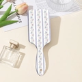 Dettaglio di spazzola per capelli con stampa floreale viola su base bianca chic - Floreale Viola Strisce Verticali (B)