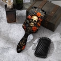 Dettaglio spazzola gotica di Halloween con teschio dorato e motivi floreali in rilievo - Stile Teschio Oro Fiore Nero (B)
