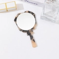 Tragbarer Handspiegel aus Acetat mit Leopardenmuster, rundem Griff und Vintage-Textur - Leopardenmuster